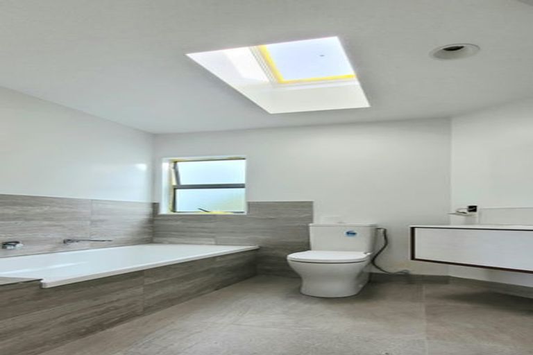 Photo of property in 2/6 Arirang Rise, Pinehill, Auckland, 0632