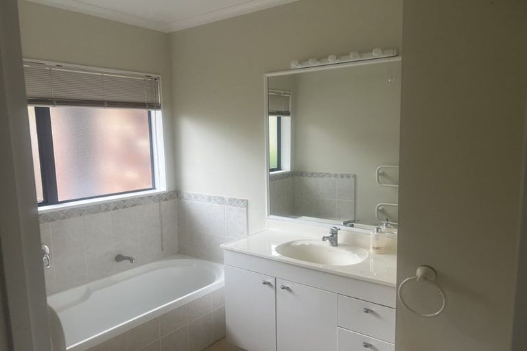 Photo of property in 2 Courtvale Place, Flat Bush, Auckland, 2019