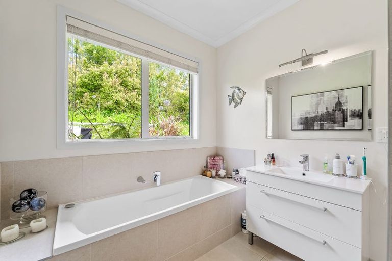 Photo of property in 35 Hobbs Road, Matakatia, Whangaparaoa, 0930