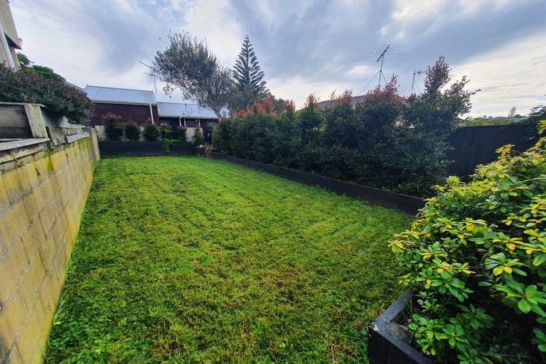 Photo of property in 2/42 Knightsbridge Drive, Forrest Hill, Auckland, 0620