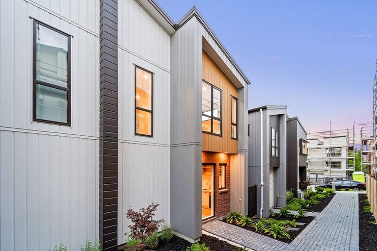 Photo of property in 10 Don Oliver Lane, Glen Eden, 0602