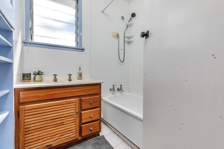 Photo of property in 1/25 Peach Road, Glenfield, Auckland, 0629