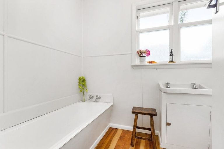 Photo of property in 10 Marine Parade, Raglan, 3225