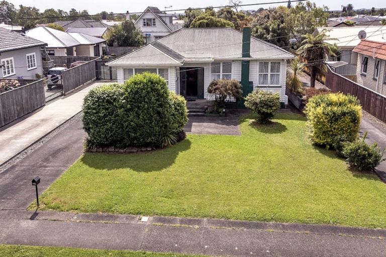 Photo of property in 115 Bartholomew Road, Levin, 5510