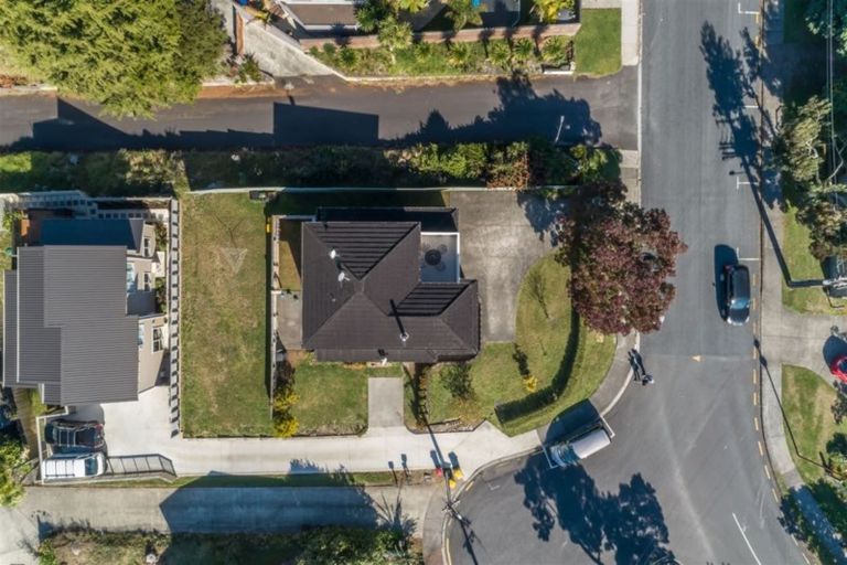 Photo of property in 69 Buscomb Avenue, Henderson, Auckland, 0610