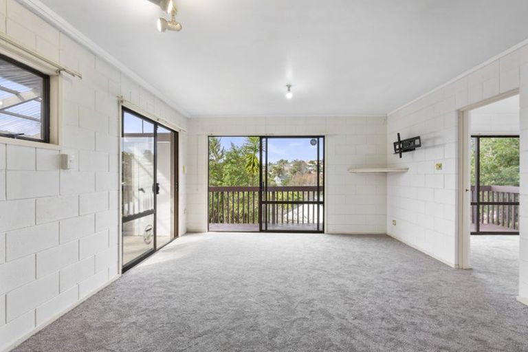 Photo of property in 2/90 Browns Bay Road, Rothesay Bay, Auckland, 0630