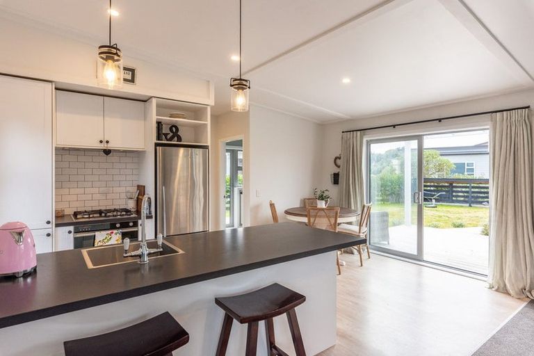 Photo of property in 6 Olliver Grove, Waikanae Beach, Waikanae, 5036