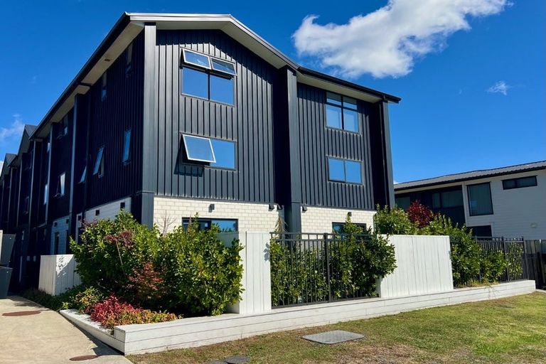 Photo of property in 2/59 Neil Avenue, Te Atatu Peninsula, Auckland, 0610