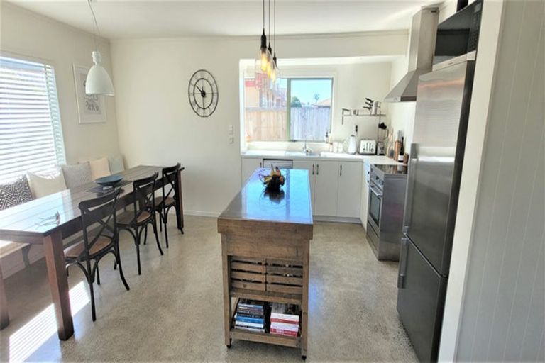 Photo of property in 28 Pacific View Road, Papamoa Beach, Papamoa, 3118