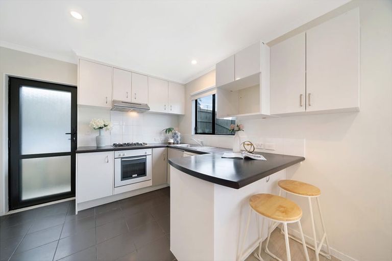 Photo of property in 124a Golf Road, New Lynn, Auckland, 0600