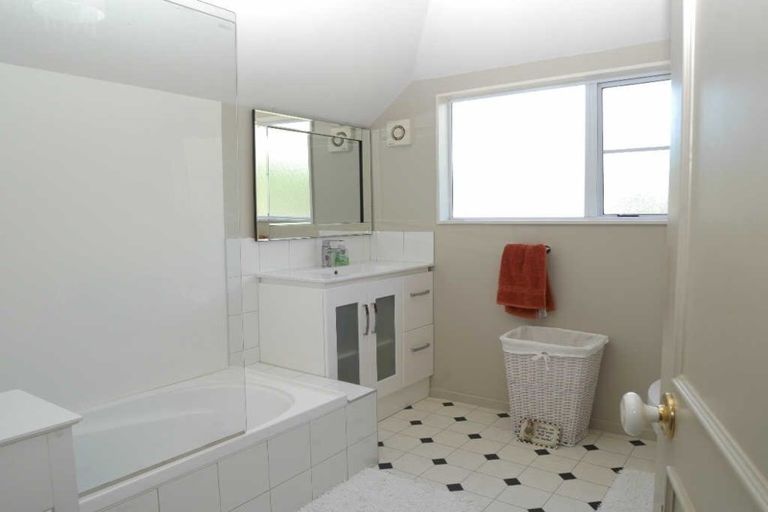 Photo of property in 34 Awanui Drive, Waikanae, 5036