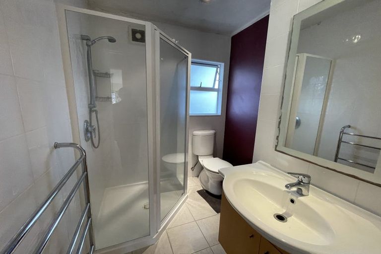 Photo of property in 11 Kathleen Street, Totara Vale, Auckland, 0627