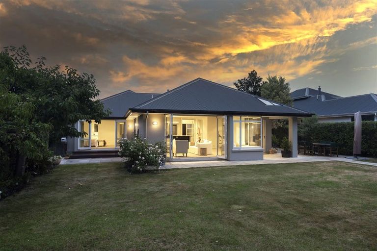 Photo of property in 72 Memorial Avenue, Ilam, Christchurch, 8053