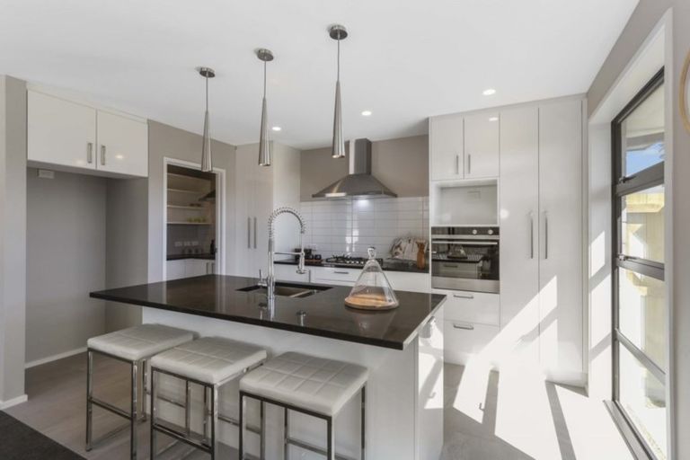 Photo of property in 16 Dumas Place, Rosehill, Papakura, 2113