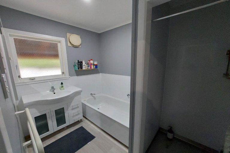 Photo of property in 8 Riversdale Drive, Merrilands, New Plymouth, 4312