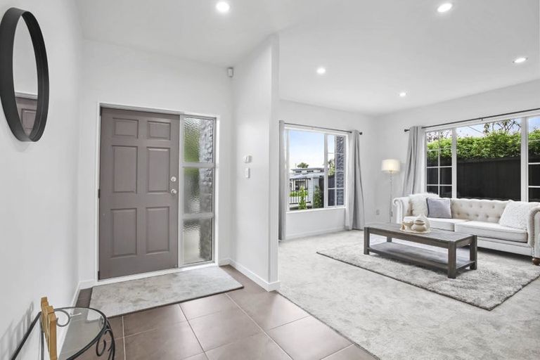 Photo of property in 108 Simpson Road, Henderson Valley, Auckland, 0614