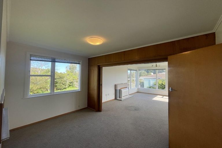 Photo of property in 19 Spenmoor Street, Newlands, Wellington, 6037