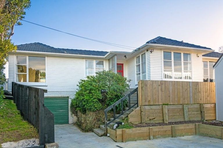 Photo of property in 38 Lyndfield Lane, Newlands, Wellington, 6037