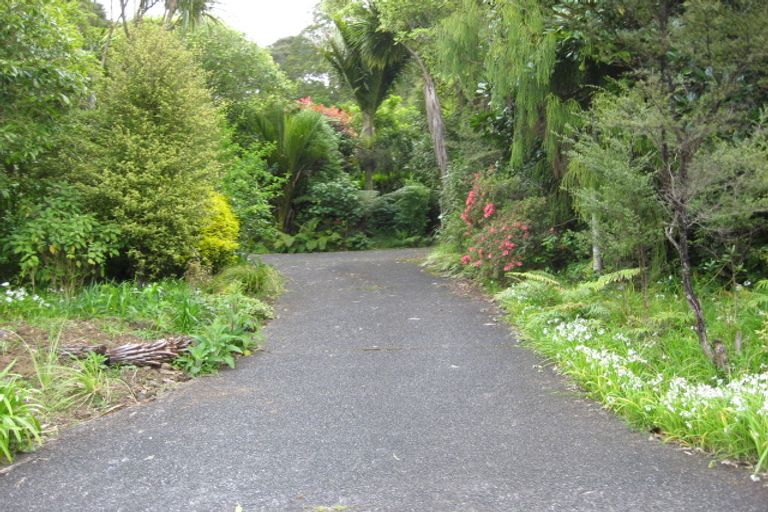 Photo of property in 15 Bush Road, Waiatarua, Auckland, 0604