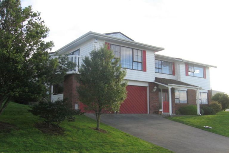 Photo of property in 2 Ordley Grove, Tawa, Wellington, 5028