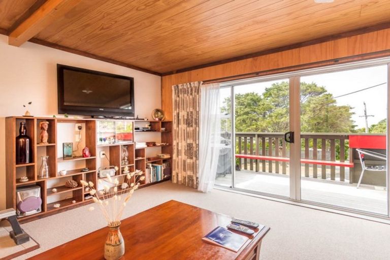 Photo of property in 1/65 Cliff View Drive, Green Bay, Auckland, 0604