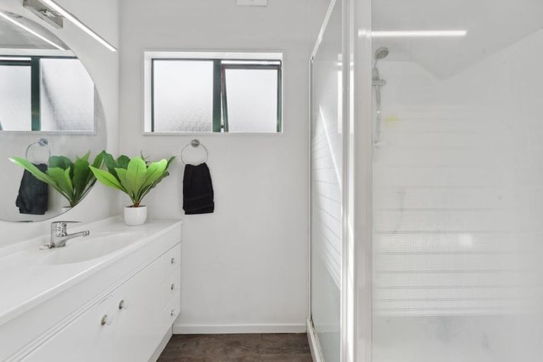 Photo of property in 906a East Coast Road, Northcross, Auckland, 0630