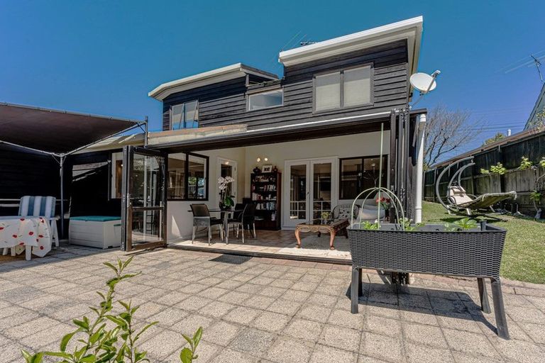 Photo of property in 2/25 Knights Road, Rothesay Bay, Auckland, 0630