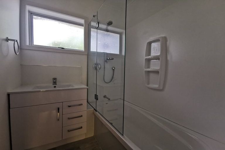 Photo of property in 1/76 Ravenwood Drive, Forrest Hill, Auckland, 0620