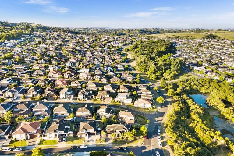 Photo of property in 1 Seresin Crescent, Flat Bush, Auckland, 2016