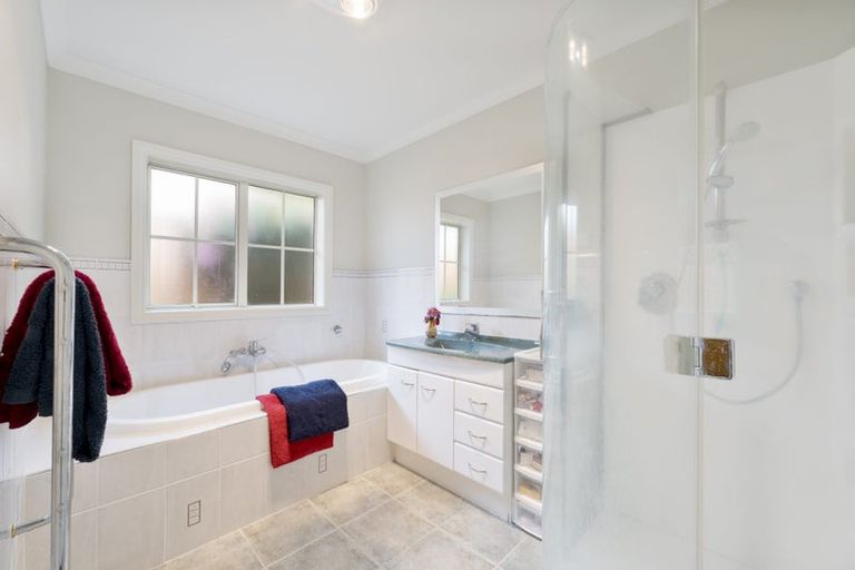 Photo of property in 14 Pittville Place, Henderson, Auckland, 0612