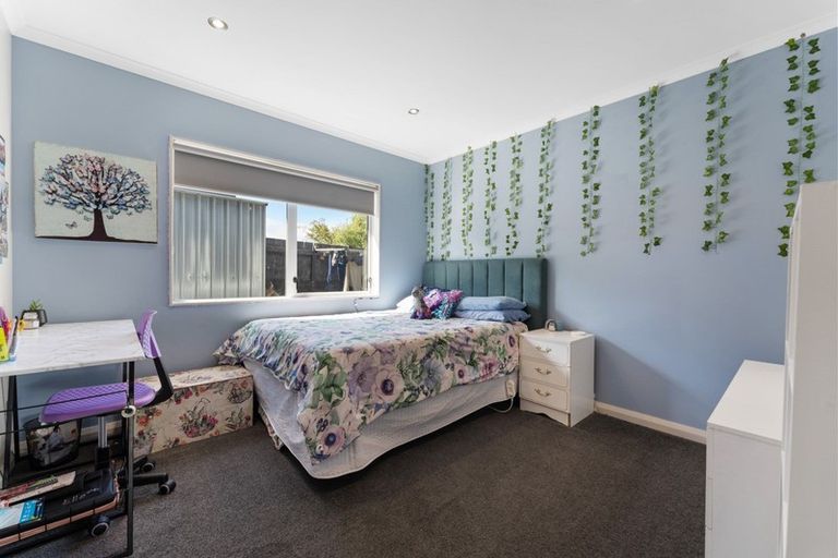 Photo of property in 12 Monaco Grove, Fitzherbert, Palmerston North, 4410