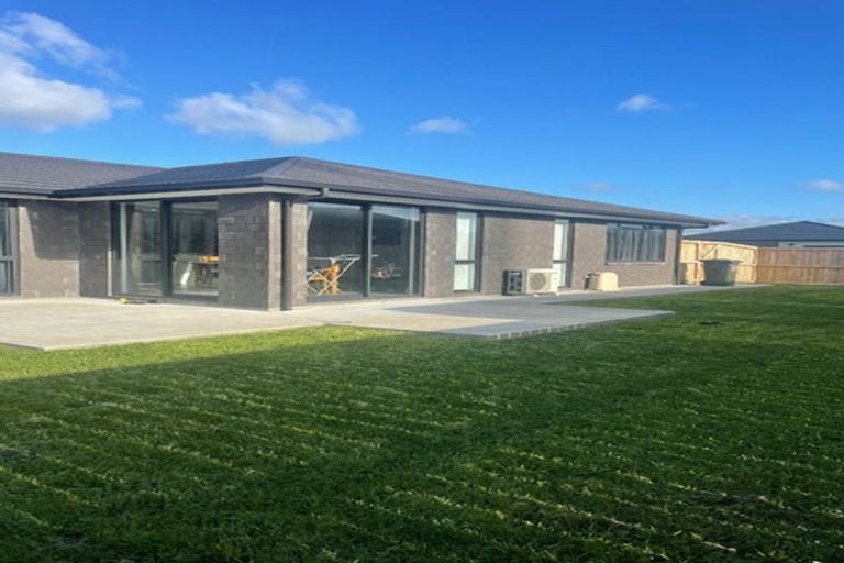 Photo of property in 25 Dumas Place, Rosehill, Papakura, 2113