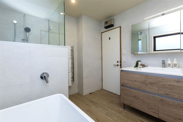 Photo of property in 114b Memorial Avenue, Burnside, Christchurch, 8053