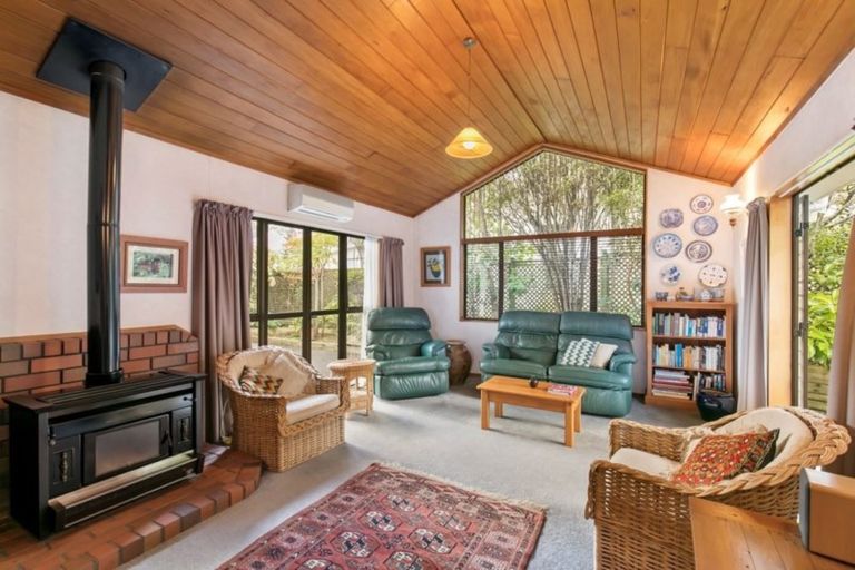 Photo of property in 2/5 Wernham Place, Northcote, Auckland, 0626