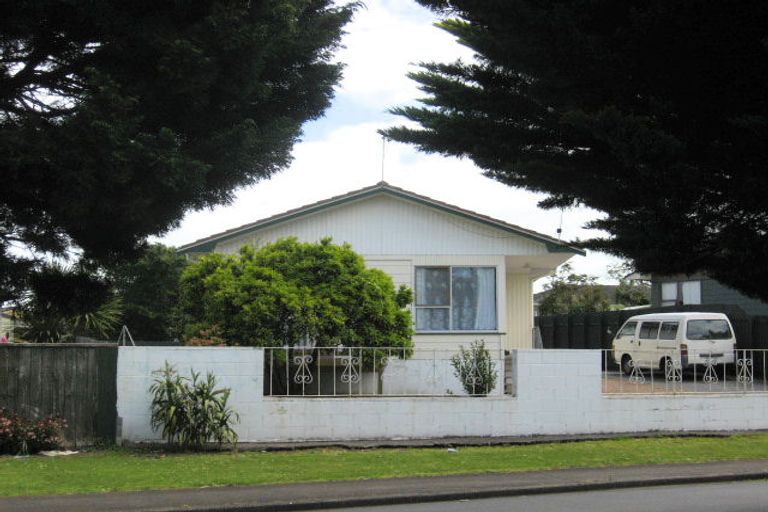 Photo of property in 12 Ngatira Place, Clendon Park, Auckland, 2103