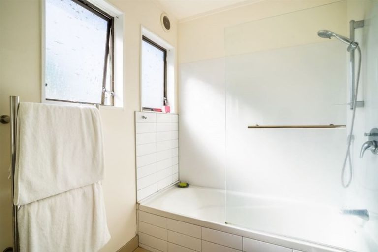 Photo of property in 2/9a Alfred Street, Northcote Point, Auckland, 0627