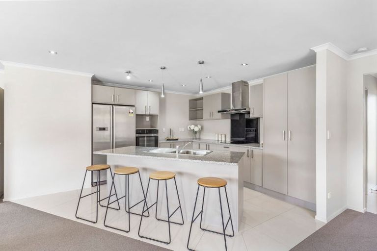 Photo of property in 10 Drumkeen Place, Rosehill, Papakura, 2113