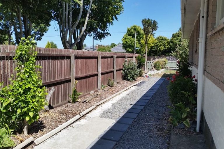 Photo of property in 1/122 Avonhead Road, Avonhead, Christchurch, 8042
