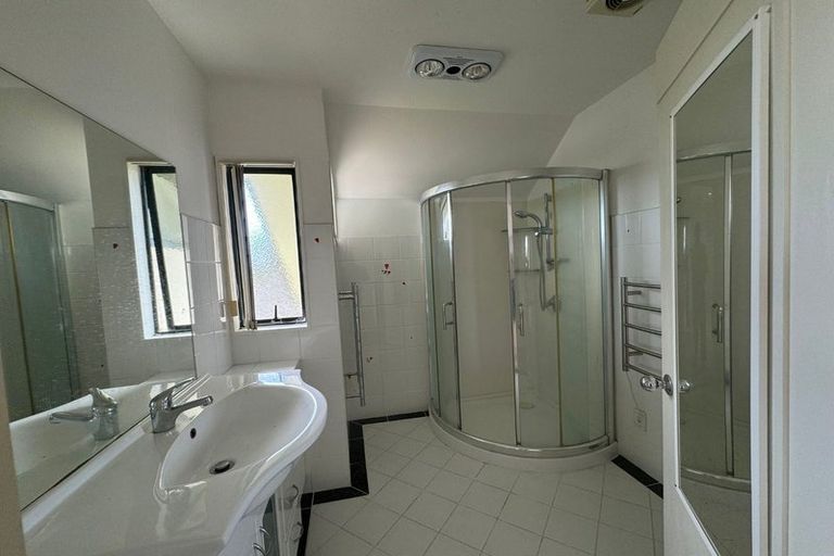 Photo of property in 1 Capistrano Mews, Goodwood Heights, Auckland, 2105