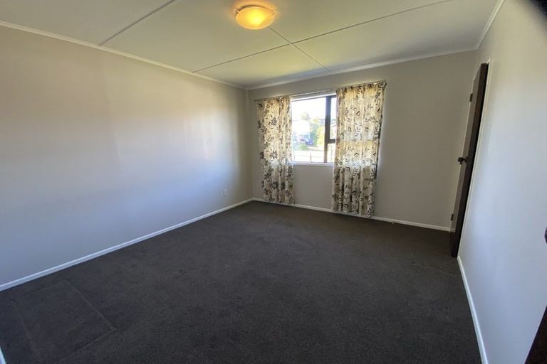 Photo of property in 75 Horokiwi Road West, Newlands, Wellington, 6037