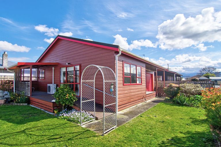 Photo of property in 1 Garrison Street, Carterton, 5713