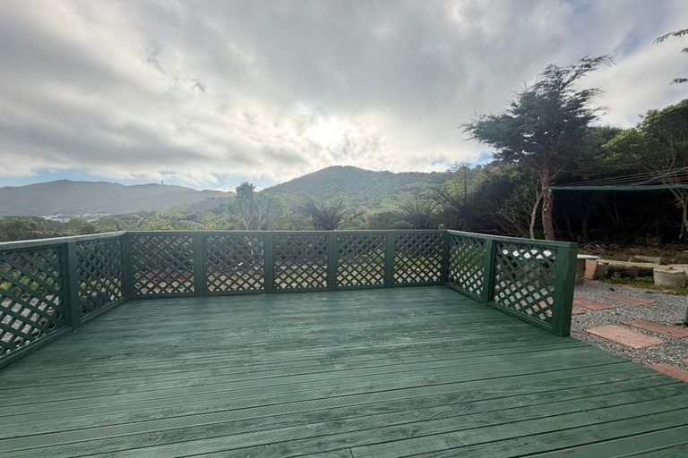 Photo of property in 8 Penlington Place, Karori, Wellington, 6012