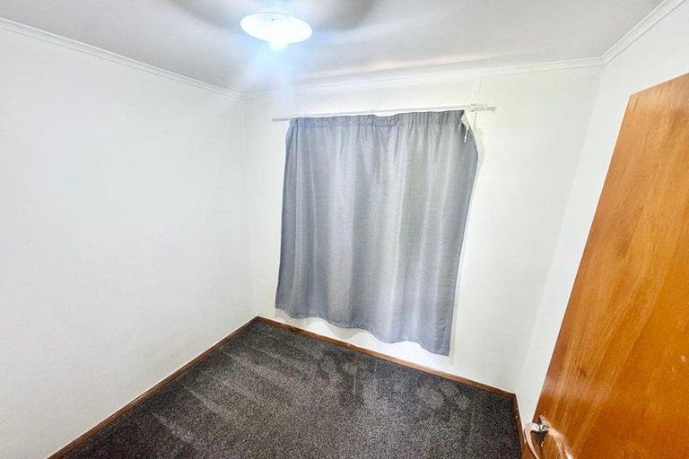 Photo of property in 11 Springside Place, New Lynn, Auckland, 0600