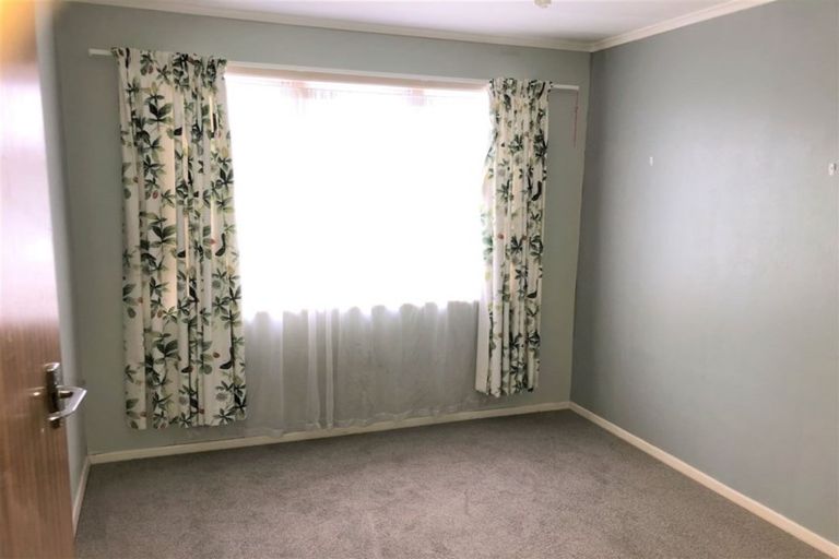 Photo of property in 21 Lyndfield Lane, Newlands, Wellington, 6037