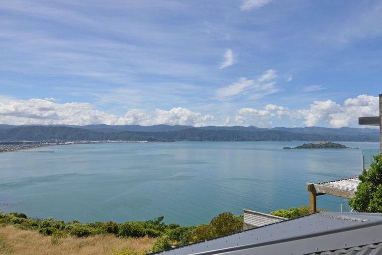 Photo of property in 19 Bendigo Grove, Newlands, Wellington, 6037