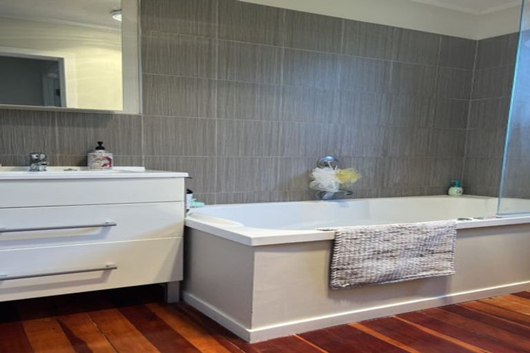 Photo of property in 72 Carlisle Road, Browns Bay, Auckland, 0632