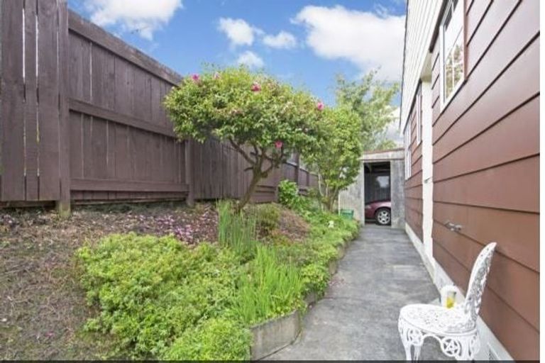 Photo of property in 2/3 Benygloe Place, Highland Park, Auckland, 2010