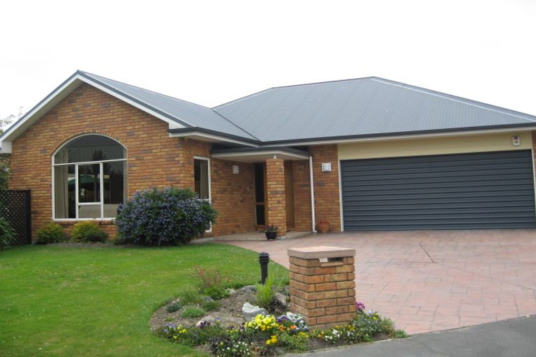 Photo of property in 6 Farnswood Place, Redwood, Christchurch, 8051