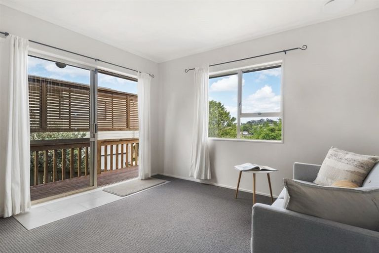 Photo of property in 2/18 Strabo Place, Windsor Park, Auckland, 0632