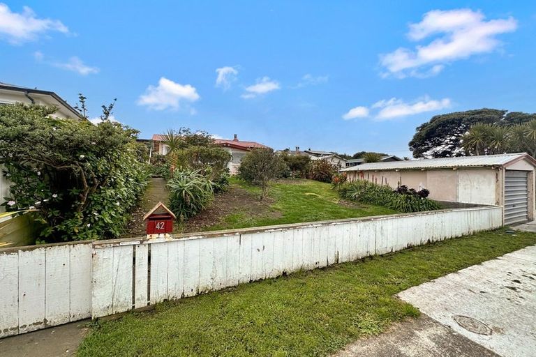 Photo of property in 42 Karaka Street, Castlecliff, Whanganui, 4501